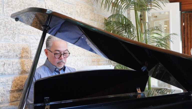 Robert Kalalo at piano